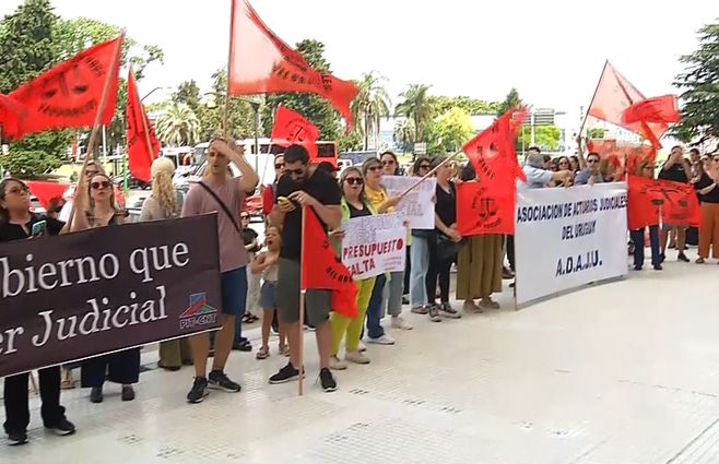 Movilización de compañeros judiciales frente al Parlamento